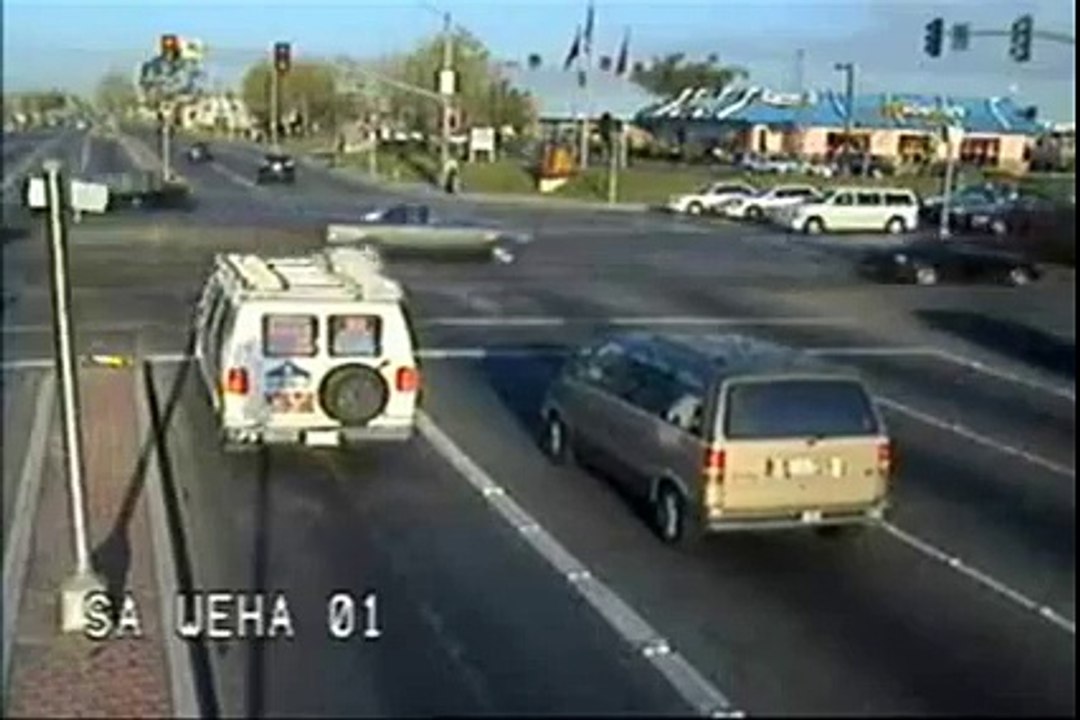 Lucky car Cross the Red light