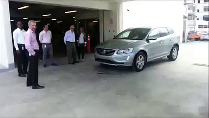 ¡Falla el parking automático y atropella a dos personas!