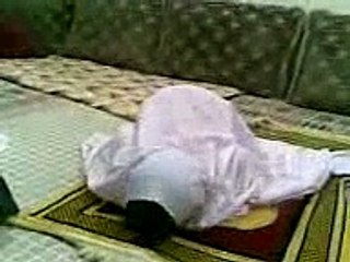 girls praying as muslim way