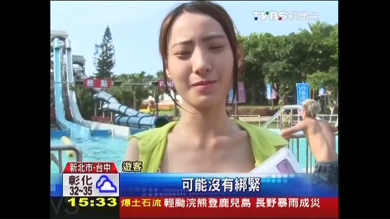 「啊！穿幫了」　女穿寬鬆泳衣滑水恐走光