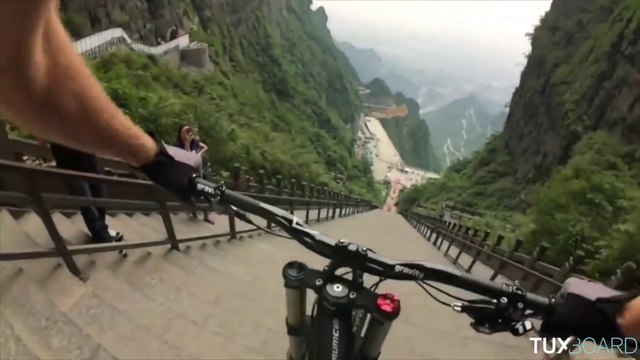 Garett Buehler descend la Porte du Ciel du mont Tianmen