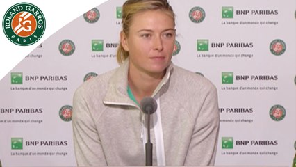 Télécharger la video: Press conference Maria Sharapova 2015 French Open / R64