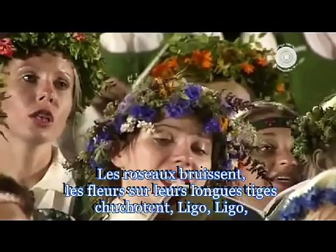 15000 choristes chantent Ligo, chant folklorique de la Lettonie. Sous-titres en français