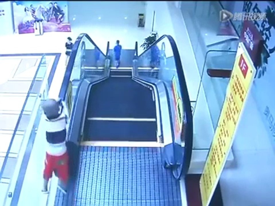 Un garçon de deux ans chute d'un escalator en Chine