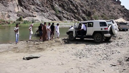 Download Video: إف جي كروزر FJ Cruiser - يسحب باترول طاح في حفره عميقه