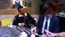 Mark Rutte eet patat en eierbal bij Friet van Piet - RTV Noord