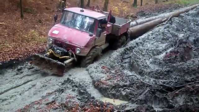 Un camion surpuissant se sort de la boue en tirant des troncs géants!