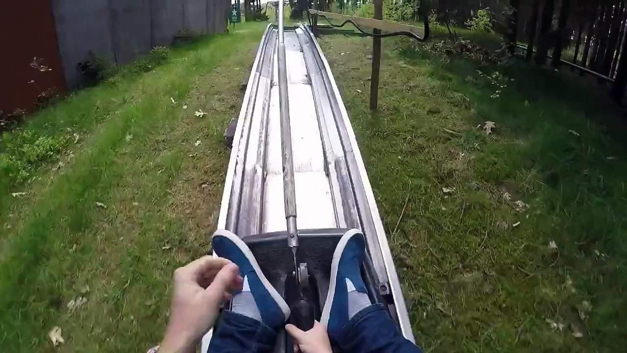 Surprise lors d'une descente en luge d'été
