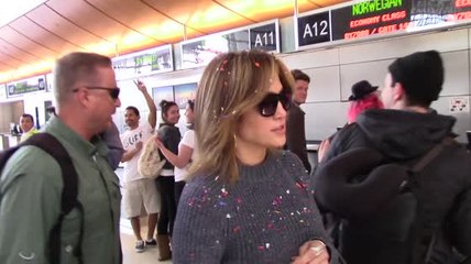 Jennifer Lopez reste cool quand un clown lui jette des confettis