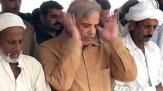 Shahbaz Sharif Confused During Namaz