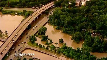 Скачать видео: Unwetter und Flut in Texas- Mindestens 16 Menschen kommen ums Leben