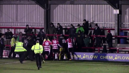 Un gardien de but quitte ses cages pour aller se battre avec les supporters