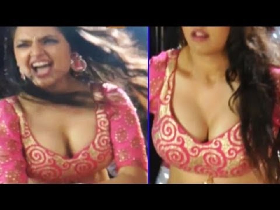Sexy Actress Deep Hot Cleavage Huge Bosoms Poping uP