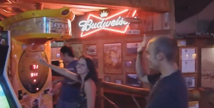 Il se prend le vent du siècle pour ce High Five