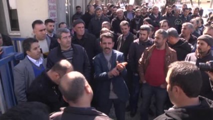 Fabrika İşçilerinden Yol Kapatma Eylemi