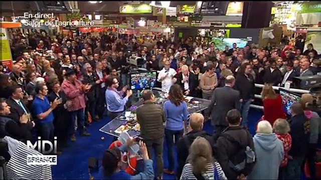 Manuel Valls s'invite sur France 3 en enjambant une barrière au Salon de l'Agriculture