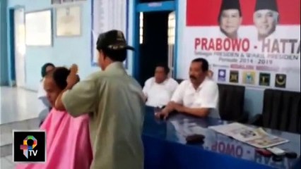 Indonesian party supporters get hand clippers haircuts