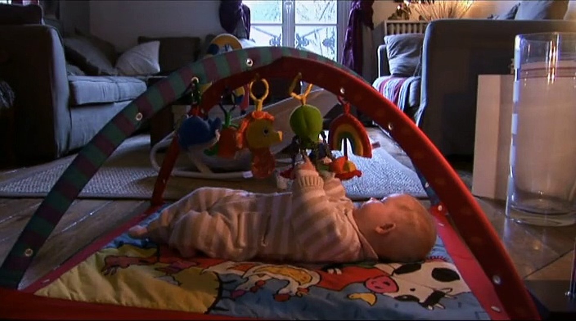 Teaser A Quel Age Bebe Attrape Un Objet Video Dailymotion