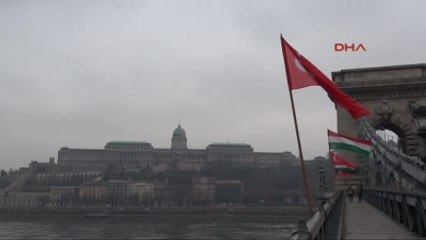 Budapeşte Tuna Nehri Üzerinde Türk Bayrakları