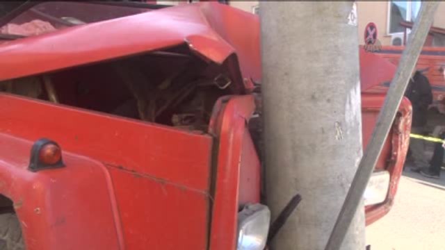 Freni Patlayan Kamyonet Direğe Çarparak Durabildi