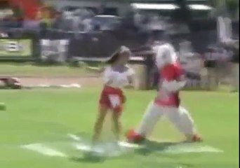 マスコットがチアリーダーの服を脱がす