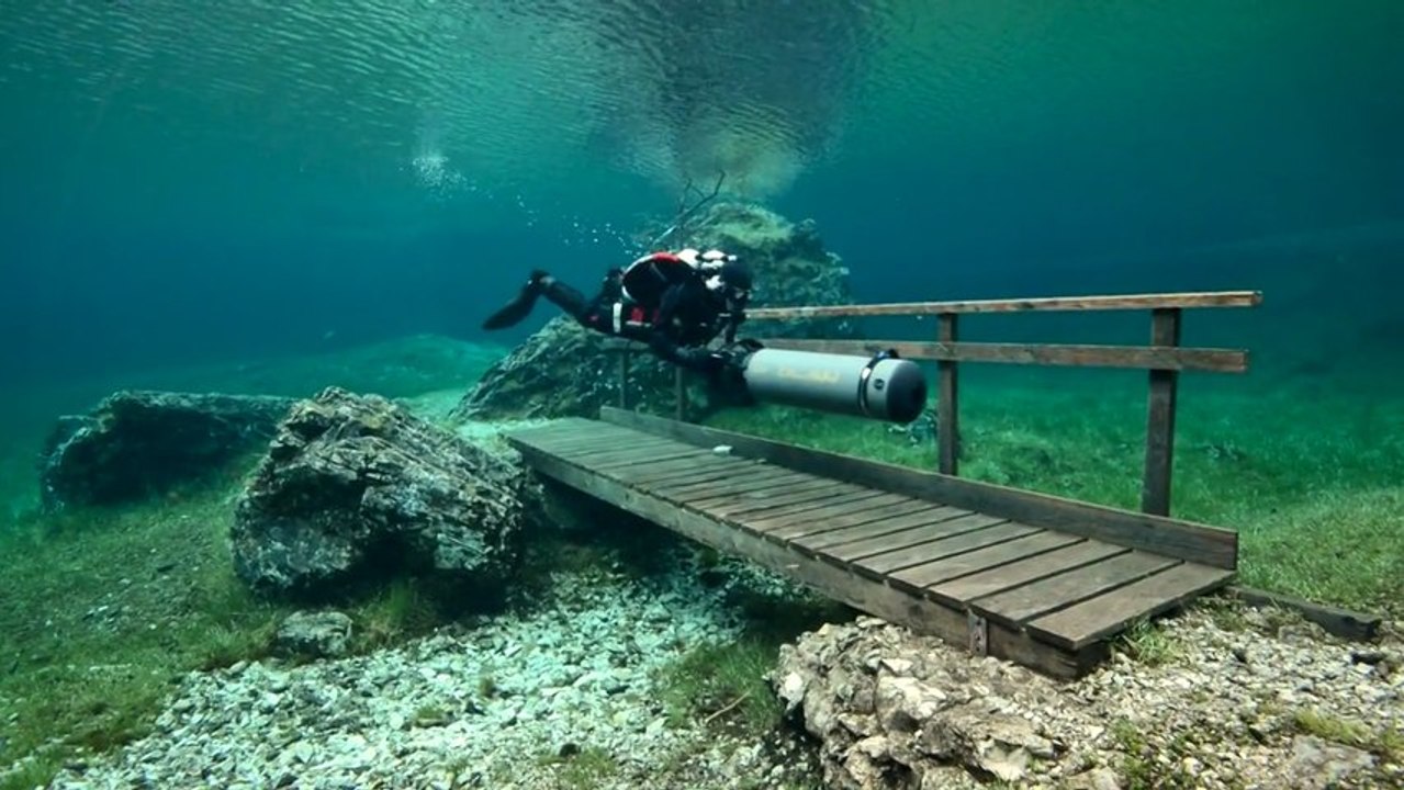 Plongée dans le lac vert d'Autriche