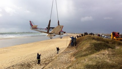 Opération de grutage de l'avion posé sur la plage