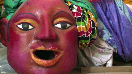 اول معرض للاعمال الفنية في مدينة الصفيح العملاقة في بومباي