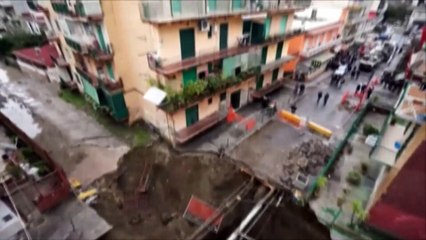 Soudain un énorme trou béant dans une rue de Naples