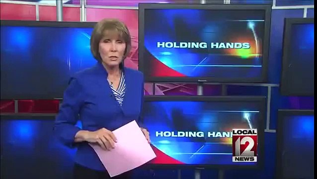 Une mère donne naissance à des enfants qui se donnent la main