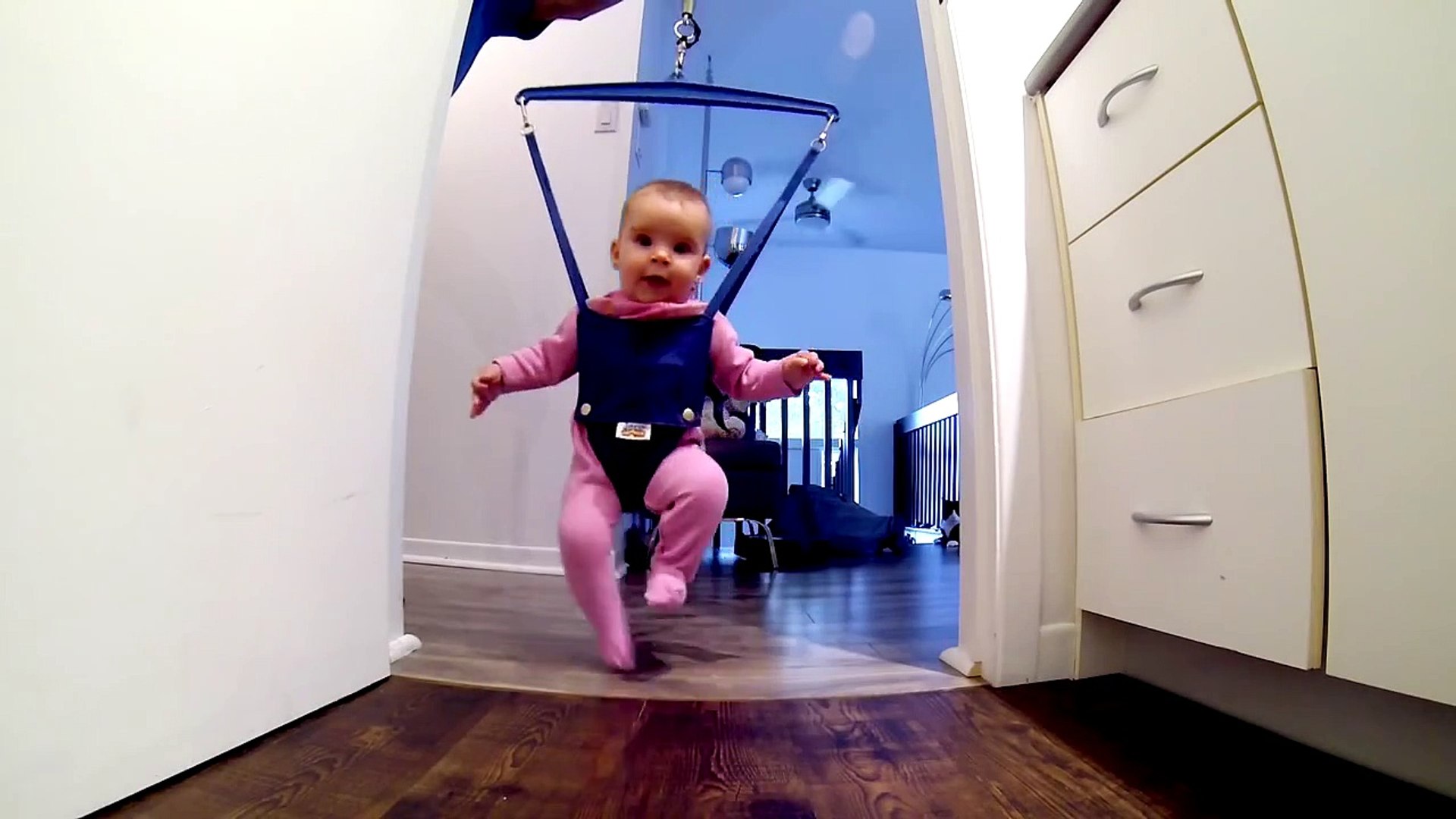 Un Bebe Danse Dans Un Jolly Jumper Video Dailymotion