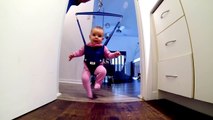 Un bébé danse dans un Jolly Jumper