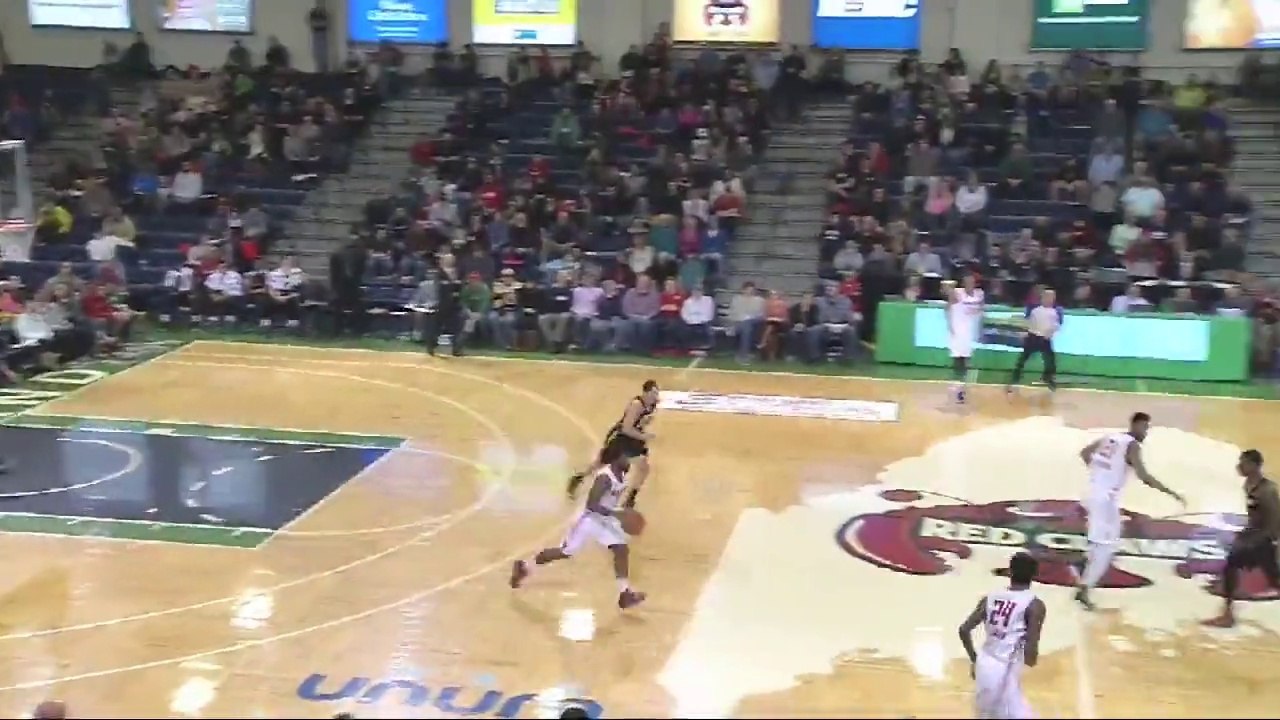 Andre Stringer marque 2 tirs du milieu du terrain dans le même match