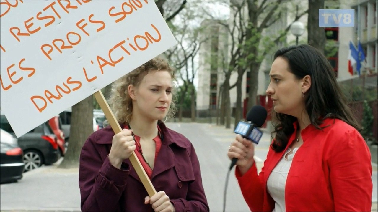 Aurélie LUZIAU, dans le rôle de La Journaliste de "Tous à la manif !".