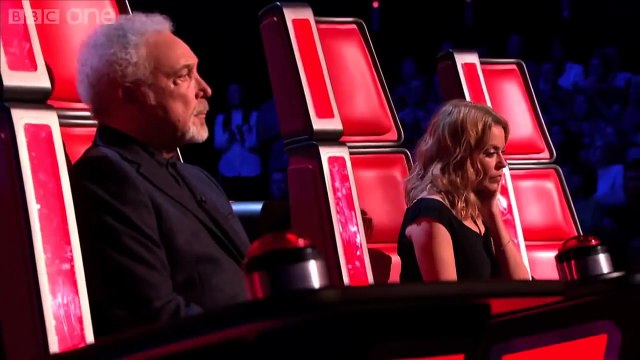 невероятно грациозная девушка с очень сильным голосом!!!