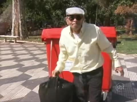 Ivo Holanda se finge de cego e suja pedestres com saco de lixo