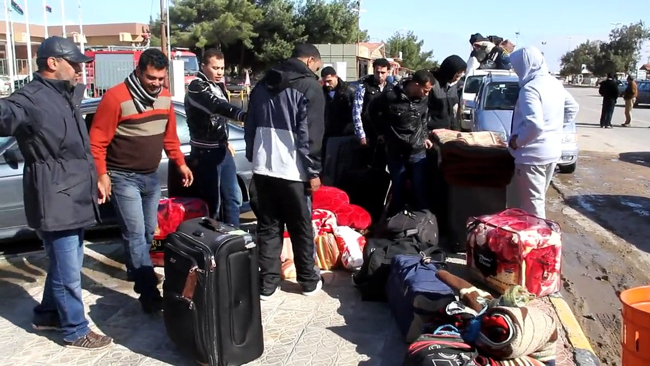 Egípcios fogem da Líbia