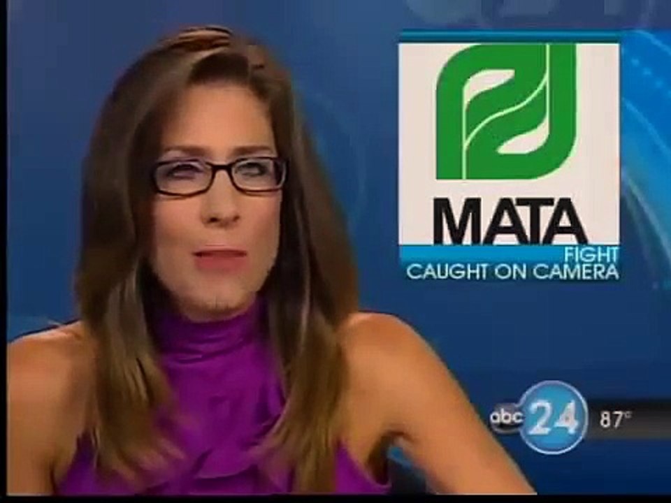 Policia peleando en la calle alo MMA Muy bueno