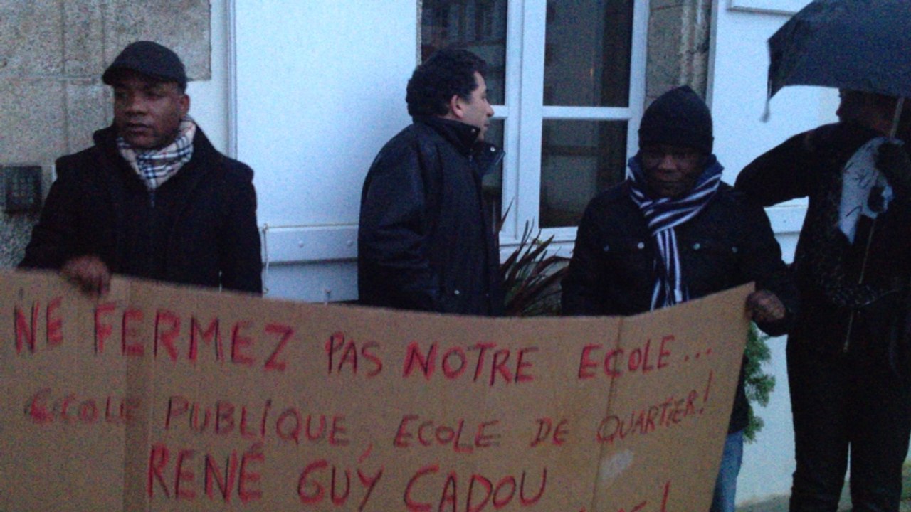 École René-Guy Cadou : manifestation avant le conseil municipal
