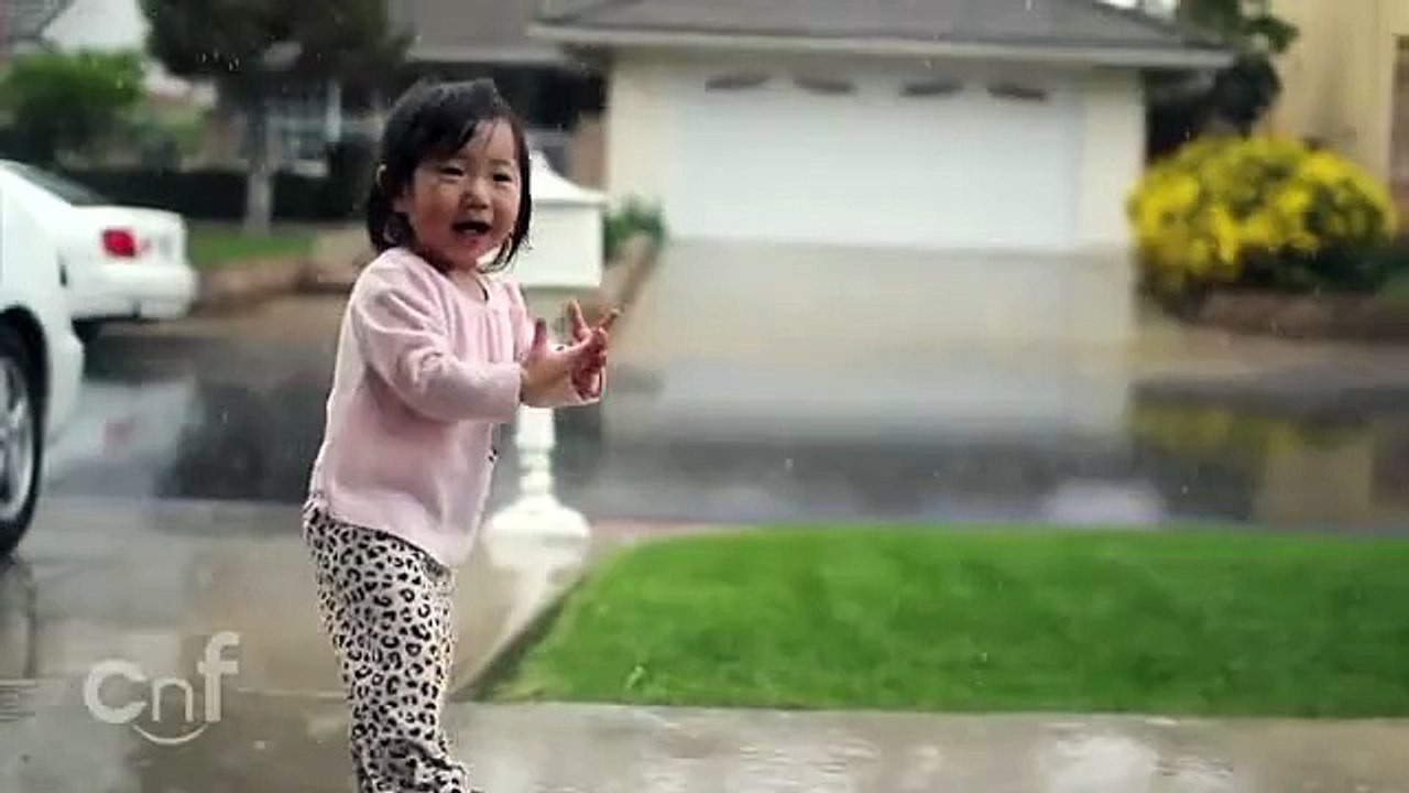 Une petite fille voit la pluie pour la première fois