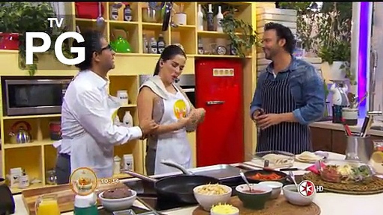 Danna Garcia cosinando en programa HOY