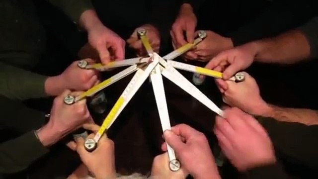 Décapsuler 8 bières en une fois en utilisant un mètre pliant