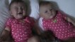 Un bébé fait éclater de rire sa jumelle en faisant des bruits de bouche!