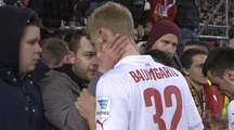 Timo Baumgartl consolé par les supporters de Stuttgart