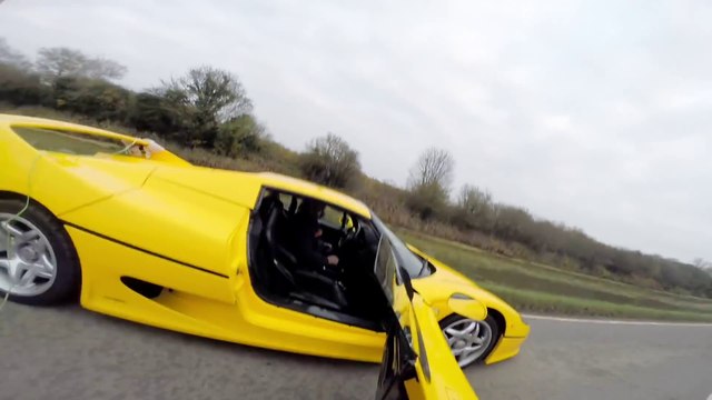 Un wakebaorder tiré par une Ferrari F50 : la classe!
