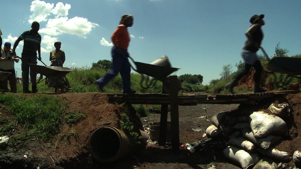 Afrique du sud : des brouettes de charbon en attendant l'électricité