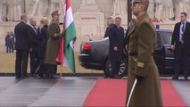 1başbakan Davutoğlu, Macaristan'da Resmi Törenle Karşılandı