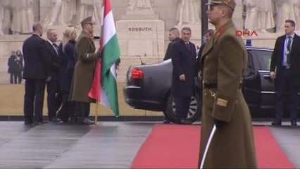 1başbakan Davutoğlu, Macaristan'da Resmi Törenle Karşılandı