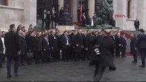 2başbakan Davutoğlu, Macaristan'da Resmi Törenle Karşılandı