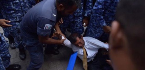 Eski Devlet Başkanı'nı Mahkemeye Sürükleyerek Getirdiler